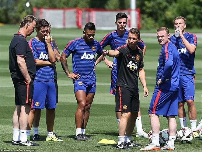 Depay cực nổi bật khi đứng giữa toàn đội