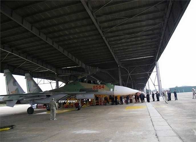 Một căn cứ không quân có những chiếc Su-30