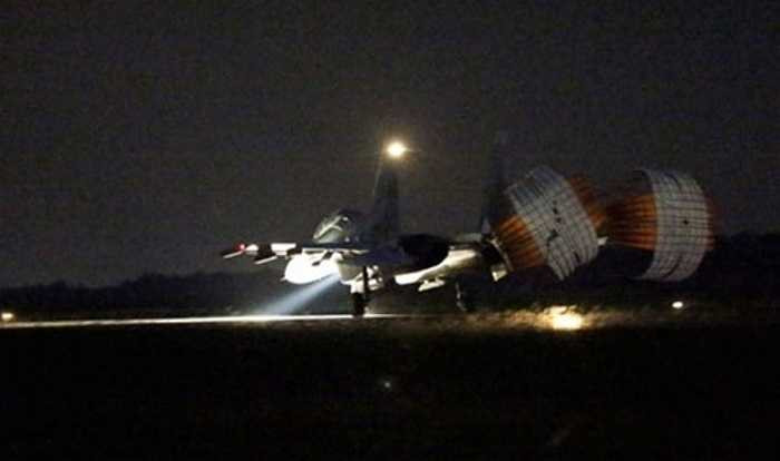 Su-30 hạ cánh trong đêm