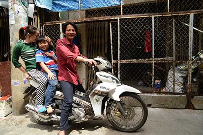 Thời gian qua chị về quê, tranh thủ xây xong căn nhà nhỏ cho ba mẹ ở Quảng Ngãi. Biết chị về, bà con láng giềng ai cũng vui mừng, họ kéo đến chật nhà đến để chia vui với người phụ nữ bất ngờ nổi tiếng với cái danh 'tỷ phú ve chai' này.