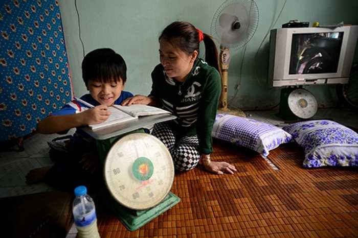 'Chị không mua sắm gì nhiều cho bản thân, trước giờ có sao vẫn sống vậy thôi. Có khác lần này chị đưa con vào Sài Gòn để xin đi học. Bây giờ cả gia đình được đoàn tụ chị vui lắm; lúc nào cũng tự nhủ trong lòng phải cố gắng thật nhiều để nuôi cho các con ăn học thật tốt...' - người phụ nữ quê Quảng Ngãi bộc bạch.