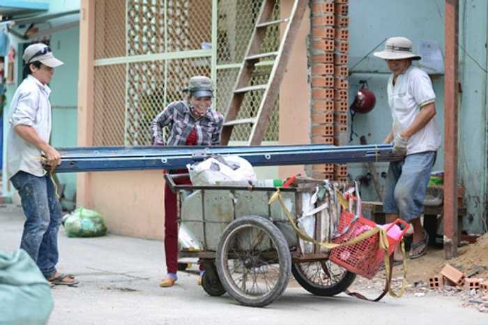 'Tỷ phú ve chai' luôn được mọi người yêu quý, giúp đỡ mỗi khi cần. 