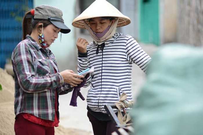 Mặc dù không biết chữ nhưng chị tính toán rất nhanh với bạn hàng.