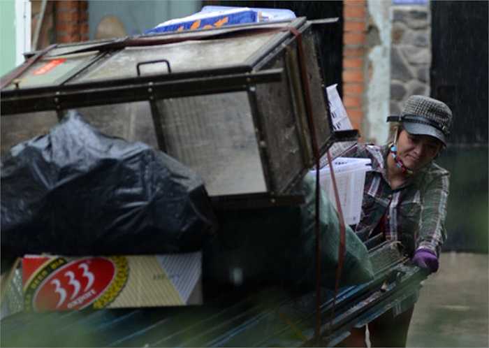 Cuộc sống của người phụ nữ này tiếp tục trôi theo bánh xe đẩy, bất chấp mưa giông hay nắng gắt.