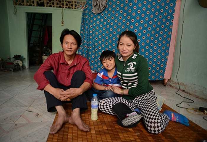 Căn nhà chị Hồng mới thuê (hơn 2 triệu/tháng) trong con hẻm đường Trần Văn Quang khang trang hơn chỗ trọ cũ rất nhiều. Lý giải về sự 'đổi mới' này, vợ chồng chị ve chai nói: thuê nhà rộng một chút để con có chỗ học hành, vui chơi... 