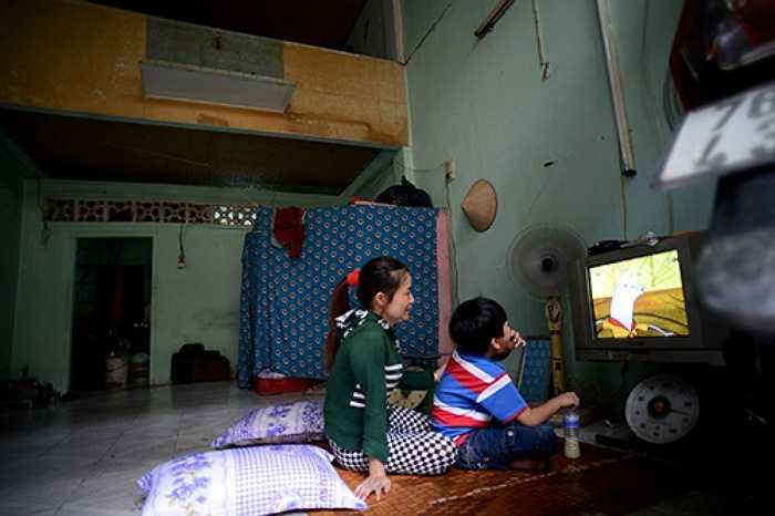 Hàng ngày chị Hồng bỏ ống heo 50-80 nghìn đồng, dành đến cuối tháng trả tiền nhà. 