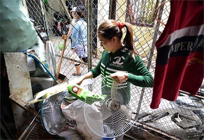 Chị sắp xếp các đồ mua được trong nhà.