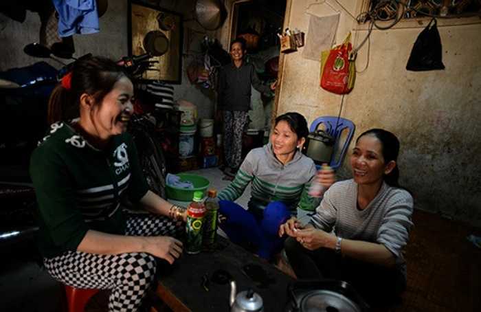 Những người bạn trong khu xóm đến chơi khi biết chị trở lại Sài Gòn, tiếp tục làm nghề cũ. 