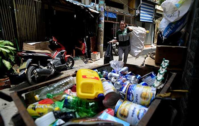 Dù được một số tiền trời cho nhưng chị vẫn chăm chỉ làm việc, luôn nở nụ cười tươi, yêu công việc và cuộc sống.