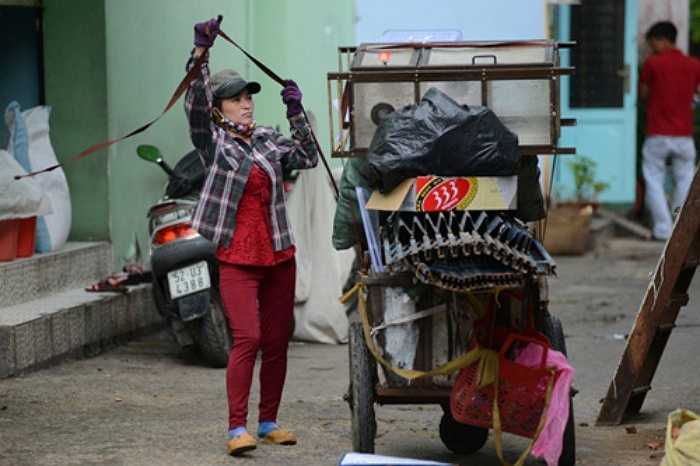 Sau khi bất ngờ nổi tiếng với cái danh 'tỷ phú ve chai' chị Hồng trở lại cuộc sống thường nhật, hàng ngày đi khắp các con hẻm Sài Gòn để mua ve chai.