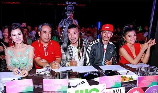 Tối 16/7, đêm chung kết Miss DJ 2015 (cuộc thi tìm kiếm và phát triển các tài năng DJ trẻ) diễn ra tại TP HCM. Ngoài các giám khảo quen thuộc như DJ Wang Trần, Thúy Khanh, Ngọc Anh, chương trình còn có hai vị khách mời là dancer Việt Max và Edge Pamute.