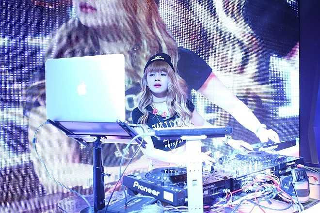 DJ Mie (Trương Tiểu My) cùng vũ đoàn Ngọc Thịnh khá sáng tạo khi sử dụng màn múa dark light mang tên Alien. Cô được ban giám khảo đánh giá cao khi làm mới âm nhạc của mình so với vòng sơ tuyển.