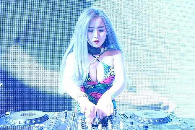 NaNa Tây (Thái Thị Phương, sinh năm 1994) gây chú ý với mái tóc bạch kim, trang phục gợi cảm. Tuy nhiên, phần biểu diễn của cô khá căng, có phần đơn điệu.