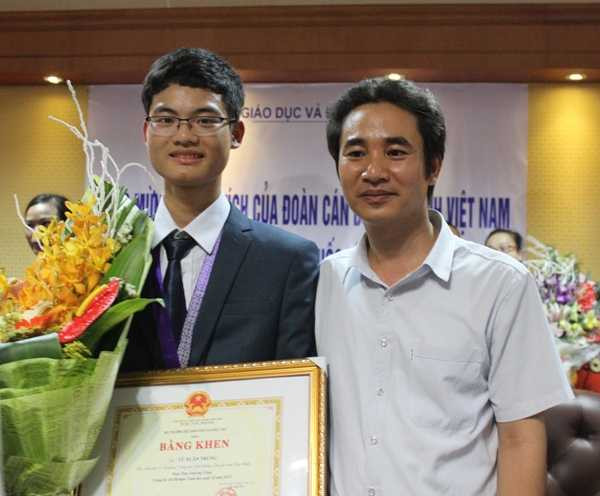 Bố sửa khóa, mẹ bán lược, con trai giành huy chương Vàng Olympic Toán