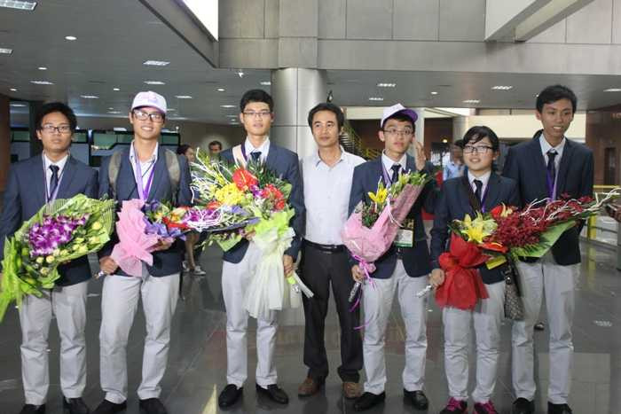 Bố sửa khóa, mẹ bán lược, con trai giành huy chương Vàng Olympic Toán