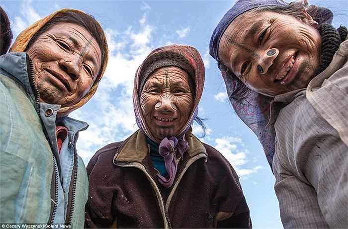 Những người phụ nữ nong mũi ở bộ tộc Apatani 