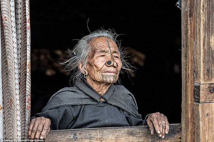 Ngoài nong mũi những người phụ nữ ở đây còn có tục lệ xăm mặt