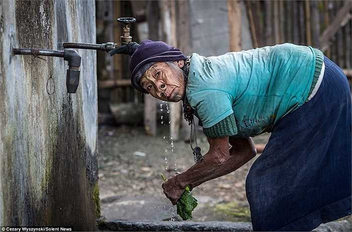 Những hình xăm và nong mũi nhắc lại một thời kỳ gian khó của những người phụ nữ này