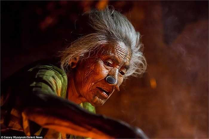 Những chiếc nong mũi và hình xăm trên mặt khiến họ bớt hấp dẫn trong mắt những kẻ xâm chiếm đến từ bộ tộc khác