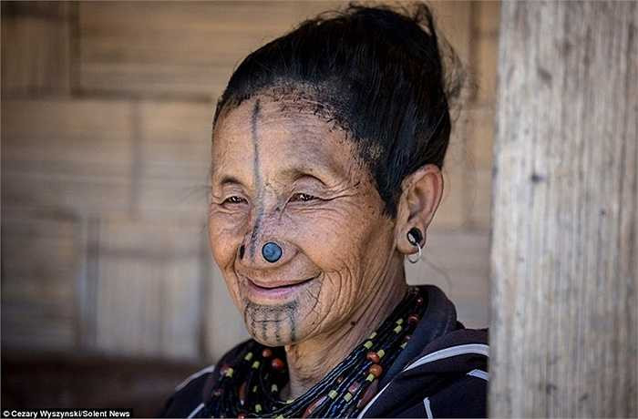 Hiện nay chỉ còn những người phụ nữ lớn tuổi mới có nong trên mũi