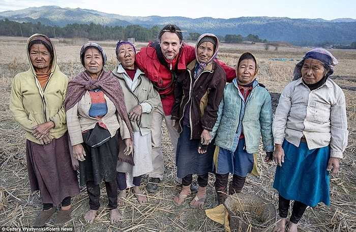 Tác giả bộ ảnh và những người phụ nữ bộ tộc Apatani 