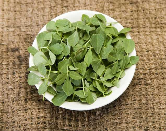 Lá cỏ cà ri để chữa bệnh loét dạ dày: Đun sôi một cốc lá cỏ cà ri trong nước, thêm một chút muối vào nước. Nhâm nhi nước này hai lần trong ngày khi ấm để chữa bệnh dạ dày. 