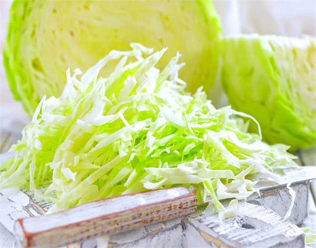 Nước ép bắp cải: Bắp cải sẽ giúp tăng cường cho niêm mạc dạ dày và chữa lành các vết loét một cách tự nhiên. Uống nước ép này hằng ngày trước khi đi ngủ. 