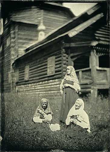 Người dân cầu nguyên ở tu viện Old Believer thuộc vùng Transvolga của Nizhny Novgorod