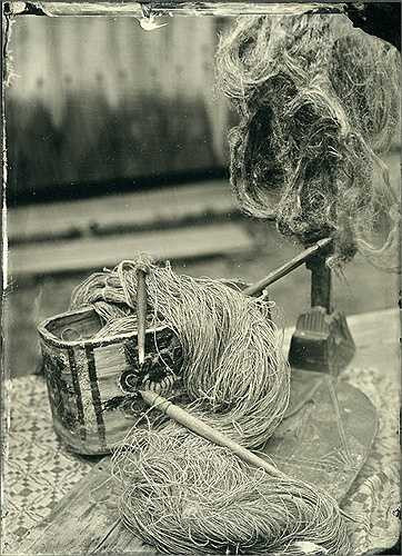 Các cô gái nông thôn thường ngồi quay sợi trong các căn phòng ở tu viện với những dụng cụ này