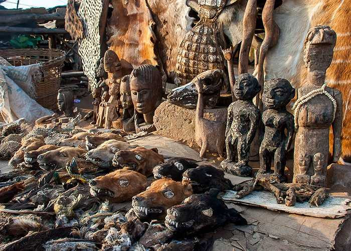 Người ta cho rằng Laveau không phải là người, mà là một vị thần nào đó ẩn tạm trong thân thể của bà để cứu giúp dân nghèo. 