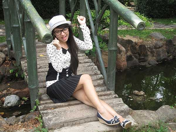 Năm 2010, Xuân Nghi quyết định sang Mỹ du học, khi đó 16 tuổi. Lựa chọn này xuất phát từ việc ngôi sao nhí muốn được đào tạo bài bản để phát triển con đường nghệ thuật chuyên nghiệp. Vì thế, Xuân Nghi theo học trường đào tạo nghệ sỹ OCHSA - ngôi trường nằm trong Top 3 đào tạo nghệ thuật xuất sắc nhất ở California (Mỹ).