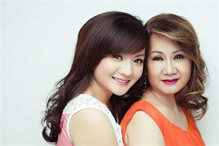 Những bức ảnh long lanh được cho là chỉnh sửa photoshop. Xuân Mai chụp cùng mẹ tại thời điểm hiện tại. Giọng hát của Xuân Mai khi trưởng thành cũng bị đánh giá không được như xưa.