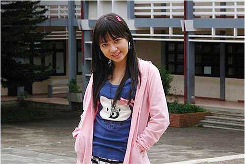 Có ba là nhạc sĩ Duy Thoán và mẹ là ca sĩ Minh Ngọc nên Xuân Nghi được thừa hưởng gen nghệ thuật. Ngoài ca hát, cô bé còn tham gia đóng phim. Xuân Nghi là một nữ sinh ưa nhìn khi ngồi dưới ghế nhà trường.