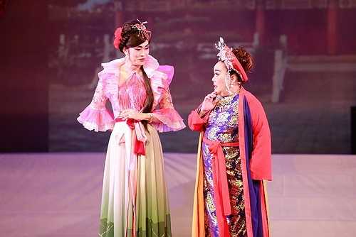 Tuy nhiên, trong liveshow 'Duyên lắm người ơi' của NSND Ngọc Giàu được diễn ra vào tối qua (16/7), nam danh hài đã lần đầu tiên 'phá lệ' khi đóng vai mụ dì ghẻ độc ác trong vở hài kịch 'Tình chị duyên em', được làm mới từ câu chuyện 'Tấm Cám' nổi tiếng trong dân gian, đóng cùng NSND Ngọc Giàu, danh hài Tấn Beo, MC Tuấn Anh và diễn viên hài Gia Bảo.