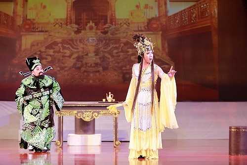 Riêng khi được hỏi liệu ngoài NSND Ngọc Giàu thì còn ai khác có thể khiến anh 'phá lệ' giả gái lần nữa, nam danh hài chỉ cười duyên dáng và kèm theo đó là một cái lắc đầu... 'rất khó!'.