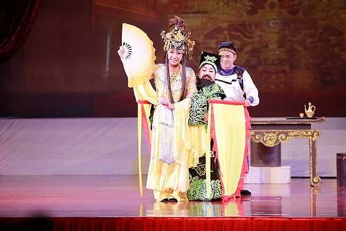 Ngoài tiết mục giả gái của Hoài Linh, khó ai có thể phủ nhận sức hút của nam MC Trấn Thành khi đóng vai Điêu Thuyền trong vở trích đoạn hồ quảng 'Đổng Trác cưới vợ' cùng NSND Ngọc Giàu và nghệ sĩ hài Trường Giang.