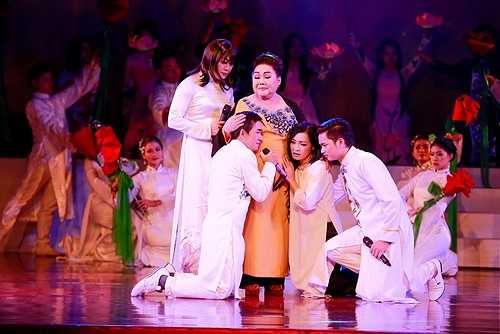 Riêng NSND Ngọc Giàu, với bản lĩnh hơn 60 năm đứng trên sân khấu, bà đã mang lại cho nhiều khán giả, thậm chỉ là fan hâm mộ 'ruột' cảm xúc khi liên tục diễn lại những nhân vật 'để đời' rất có duyên, nhất là trong các vai hài.