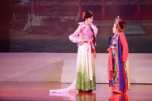 Tiết mục của anh diễn cuối cùng, kết thúc tới hơn 11h30 tối nhưng mọi người vẫn hào hứng ngồi xem đến tận phút chót. Không hổ danh là 'ông hoàng giả gái', nam danh hài Hoài Linh thu hút ánh nhìn khán giả không chỉ bởi nhan sắc vẫn còn xinh đẹp khi giả gái ở tuổi 54, mà còn nhờ cách diễn vô cùng duyên dáng và tự nhiên.