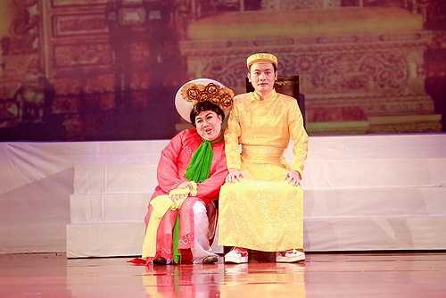Ngay từ khi xuất hiện trên sân khấu, Hoài Linh đã chọc cười khán giả bởi vẻ đẹp đanh đá của một mụ dì ghẻ độc ác. 