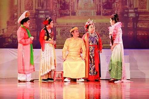 Hoài Linh chia sẻ, anh cảm thấy hạnh phúc khi được góp mặt trong liveshow của 'má' Ngọc Giàu. 