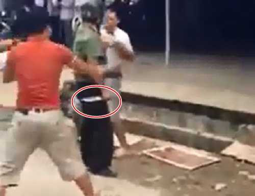 Làm rõ clip người đàn ông mặc sắc phục công an cầm dao đuổi tài xế xe tải