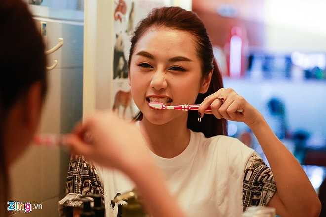 Hiện tại, nữ DJ sống cùng mẹ và gia đình chị gái tại một chung cư ở quận 3, TP HCM. Quỳnh Nhi sở hữu gương mặt xinh xắn, trang cá nhân của cô hút 400.000 người theo dõi. Trong cuộc sống hàng ngày, cô gái Đà Lạt khá thân thiện và hòa đồng với mọi người xung quanh. Từ nhỏ, Nhi đã thường xuyên tham gia các hoạt động văn nghệ của trường lớp.