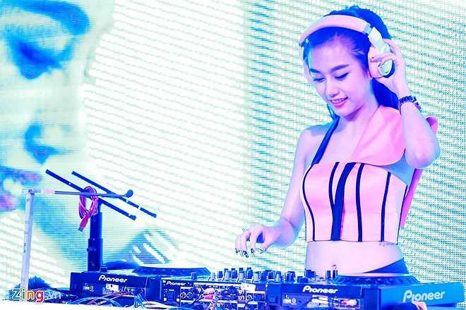 Quỳnh Nhi được mời chơi nhạc trong đêm chung kết Miss DJ 2015 (cuộc thi tìm kiếm và phát triển các tài năng trẻ). Nữ DJ cho biết, năng động là phong cách cô đang theo đuổi. Sắp tới, cô gái sinh năm 1990 sẽ tiếp tục luyện thanh để có thể vừa chơi nhạc vừa ca hát.