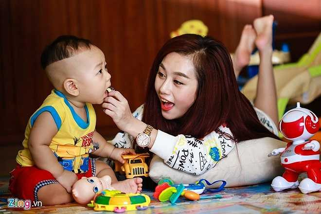 Cô gái sinh năm 1990 cho biết, mỗi sáng, cô đều phụ mẹ dọn dẹp nhà cửa và chăm sóc cháu Ken (10 tháng tuổi). 'Từ khi lên chức dì, mình vui lắm. Lúc ở nhà, mình hay chơi với cháu. Ken có điểm đặc biệt là rất ít khi cười. Vì vậy, mỗi lần ai trong gia đình làm cháu cười được là mừng không thể tả' - Nhi nói. 