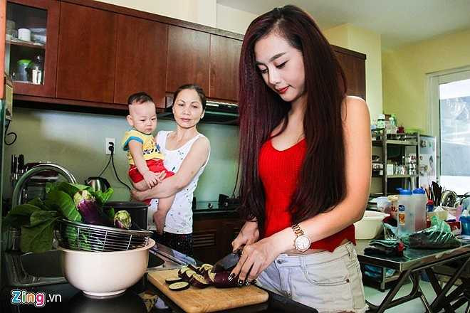 Quỳnh Nhi tự tay chuẩn bị bữa trưa. Thời gian rảnh, cô được mẹ chỉ dẫn làm các món ăn mới. Mẹ cô tâm sự: 'Gia đình tôi là công chức nhà nước, không ai theo đuổi nghệ thuật. Tốt nghiệp cấp 3, chúng tôi định hướng cho Nhi học kinh tế để mai sau ổn định. Mặc dù vậy, Nhi vẫn thích làm việc liên quan đến nghệ thuật.Ban đầu, tôi không ủng hộ con theo DJ. Tuy nhiên, tuổi trẻ bây giờ khác xưa, bậc cha mẹ cũng nên thoải mái và tôn trọng quyết định của con'.