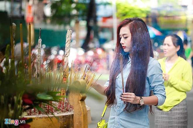 Hàng tháng, vào ngày rằm, mùng một, nữ DJ thường đi lễ chùa cầu may cho công việc và sức khỏe gia đình.