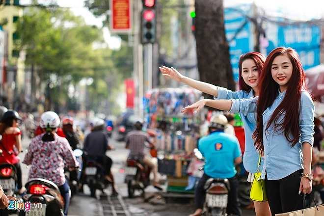 Quỳnh Nhi hẹn gặp một số người bạn vào lúc 15h. Trong ảnh là cô bạn thân với Nhi có nickname Ny Bear (sinh năm 1995). Cả hai quen nhau qua mạng xã hội. Nhận thấy có nhiều nét tương đồng về ngoại hình và tính cách, hai cô gái trở nên thân thiết từ đó.