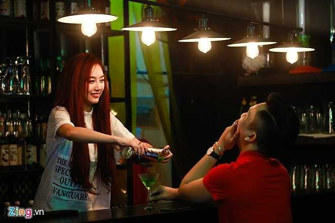 Ngoài nghề DJ, Quỳnh Nhi cùng một người bạn mở pub trên phố Bùi Viện, quận 1, TP HCM. 17h, cô đến quán kiểm tra sổ sách, chuẩn bị mở cửa. 9X cho biết, cô kinh doanh một phần để kiếm thêm thu nhập và phục vụ cho niềm đam mê DJ.