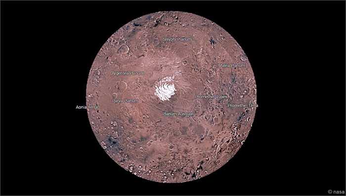 Mars Trek cho phép người xem thám hiểm nhiều đặc điểm nổi bật của sao Hỏa. Ví dụ: hai vùng Cực của sao Hỏa (trên hình là vùng Cực Nam), Valles Marineris (hẻm núi dài hơn 4.000 km hình thành do vận động kiến tạo), hoặc Kasei Valles (hệ thống các kênh dài 1.800 km, có thể được tạo ra bởi dòng nước chảy trong quá khứ). Ảnh: NASA