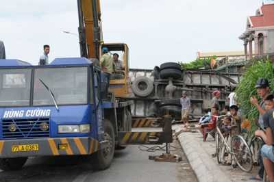 Ô tô mất lái bay qua vỉa hè đâm sập nhà dân